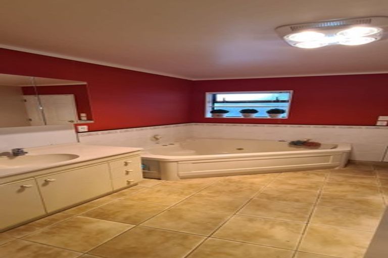 Photo of property in 11 Kotuku Drive, Paraparaumu Beach, Paraparaumu, 5032