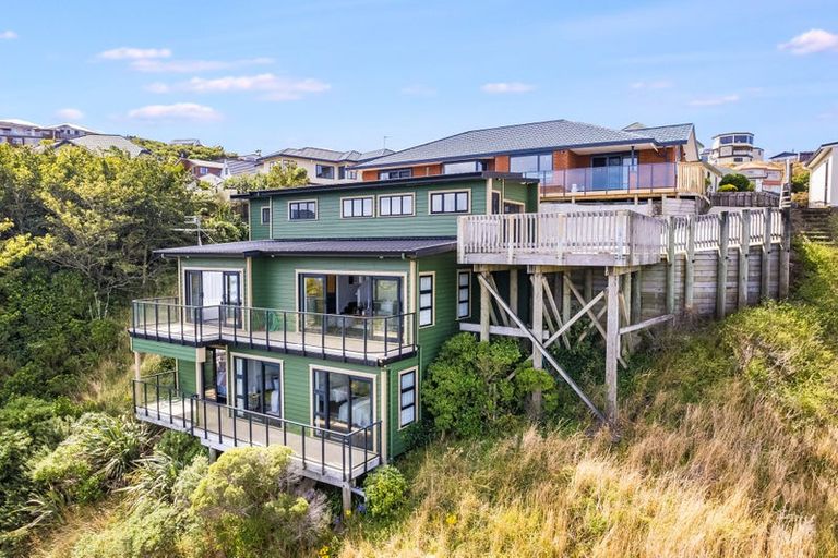 Photo of property in 6a Tamworth Crescent, Newlands, Wellington, 6037