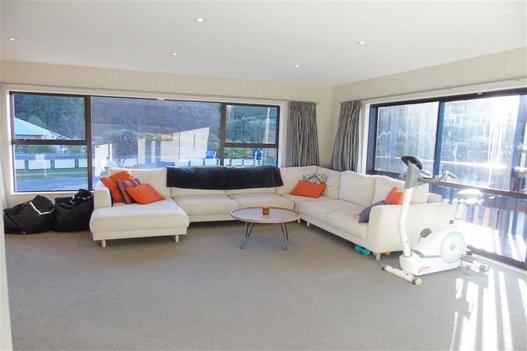 Photo of property in 25 Longitude Place, Whitby, Porirua, 5024
