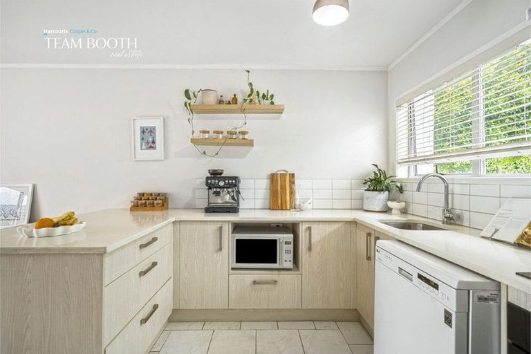 Photo of property in 3a/2 Kirrie Avenue, Te Atatu South, Auckland, 0610