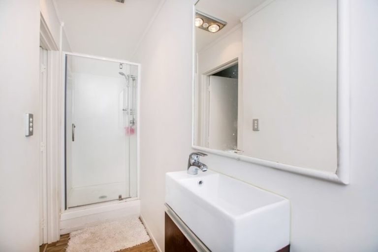 Photo of property in 28 Tamahere Drive, Glenfield, Auckland, 0629