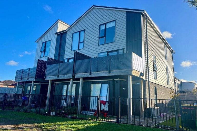 Photo of property in 3/504 Don Buck Road, Massey, Auckland, 0614