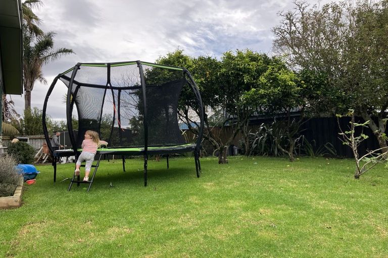 Photo of property in 76 Lauderdale Road, Birkdale, Auckland, 0626