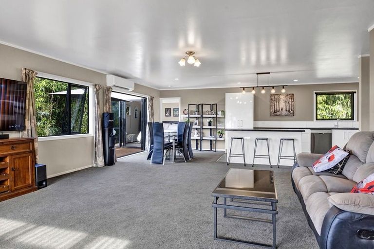 Photo of property in 6 Moana Crescent, Blagdon, New Plymouth, 4310