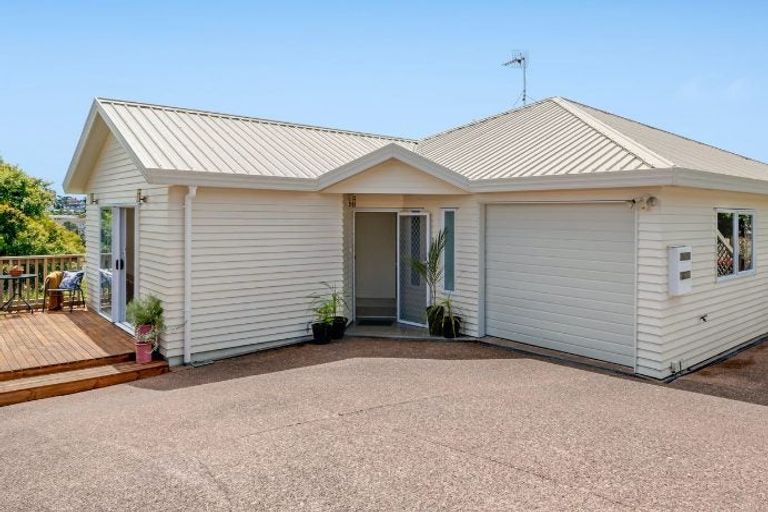 Photo of property in 3/8a Target Road, Totara Vale, Auckland, 0629