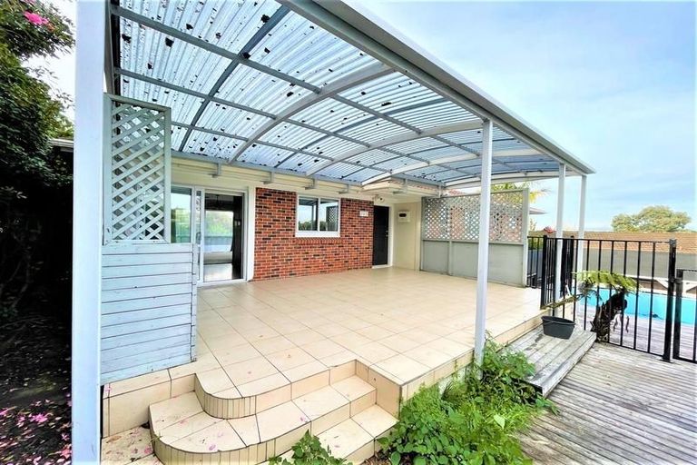 Photo of property in 17 Crompton Road, Massey, Auckland, 0614
