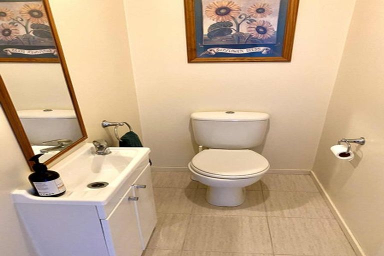Photo of property in 13 Springwater Vale, Unsworth Heights, Auckland, 0632