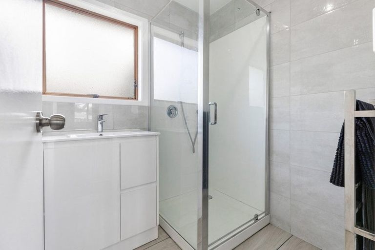 Photo of property in 2/2 Forsythe Place, Massey, Auckland, 0614