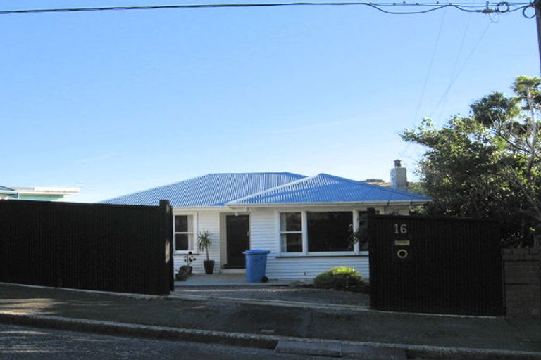 Photo of property in 16 Miles Crescent, Newlands, Wellington, 6037