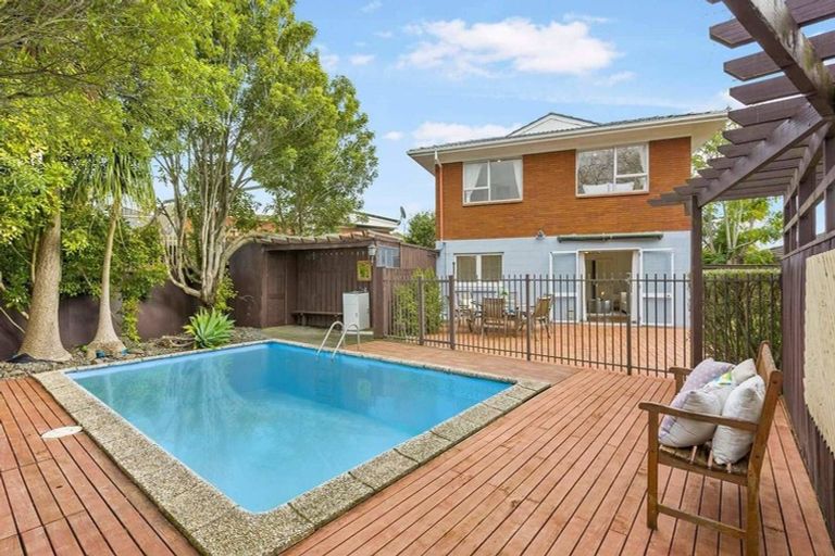 Photo of property in 18 Leewood Place, Pakuranga Heights, Auckland, 2010