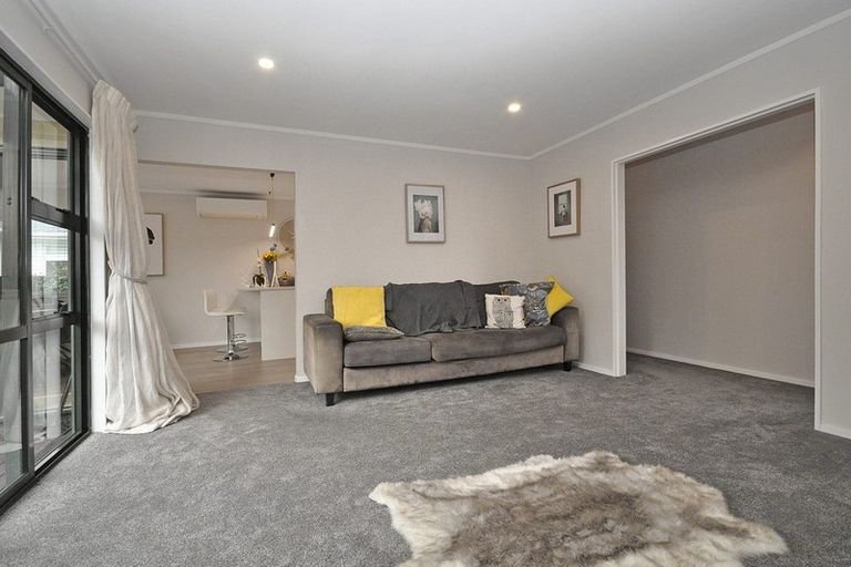 Photo of property in 27a Tahi Terrace, Glen Eden, Auckland, 0602