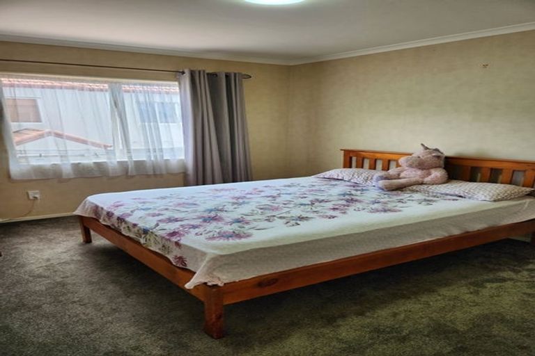 Photo of property in 8 Dainton Place, New Lynn, Auckland, 0600