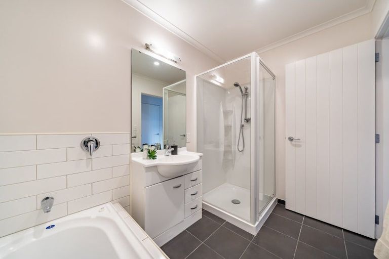Photo of property in 42a Landsdowne Terrace, Karori, Wellington, 6012