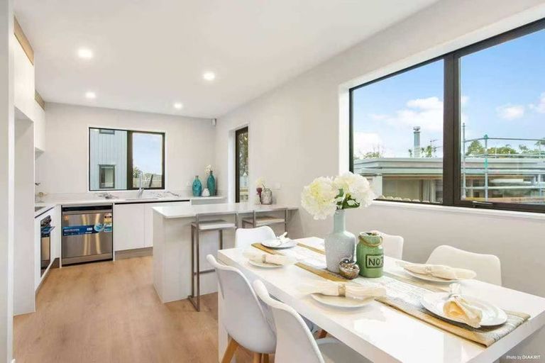 Photo of property in 4a Blue Gum Rise, Sunnyhills, Auckland, 2010