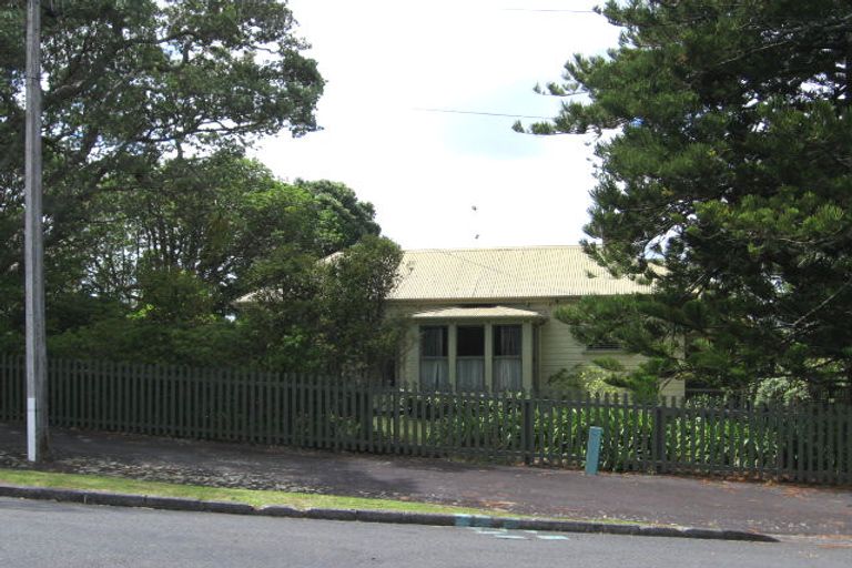 Photo of property in 10 Bridge View Road, Birkenhead, Auckland, 0626