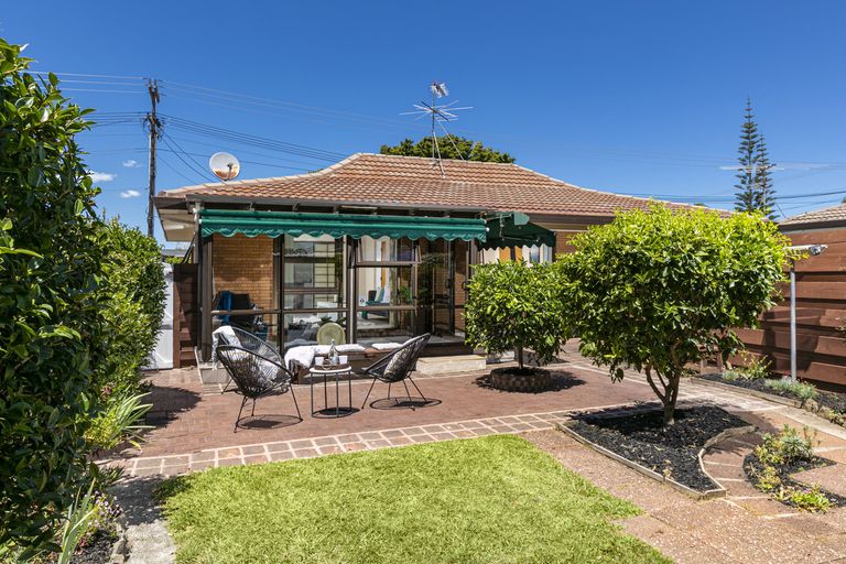 Photo of property in 37 Pine Road, Orewa, 0931