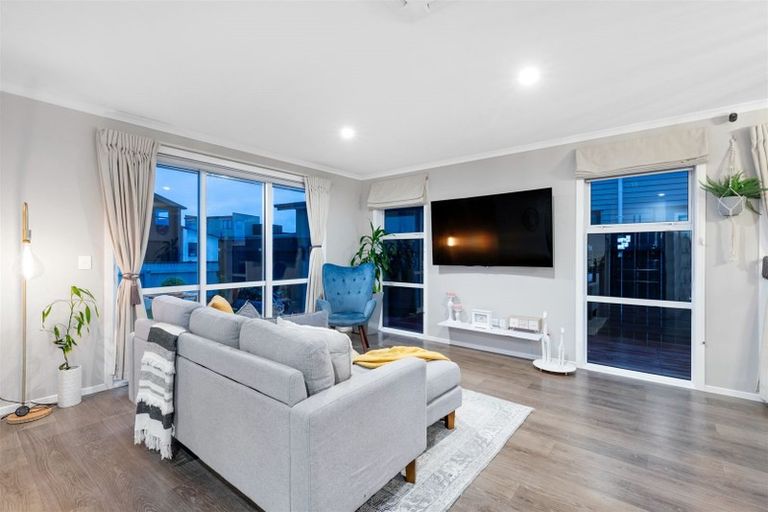 Photo of property in 11 Rotorua Grove, Aotea, Porirua, 5024