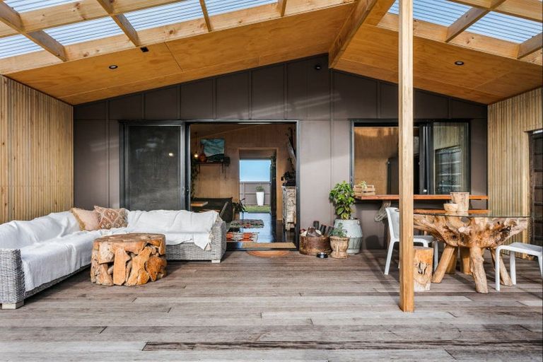 Photo of property in 22 Moana Road, Okitu, Gisborne, 4010