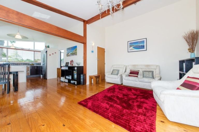 Photo of property in 32 Renata Crescent, Te Atatu Peninsula, Auckland, 0610