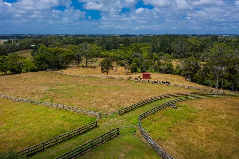 Photo of property in 11 Tawa Road, Kumeu, 0891