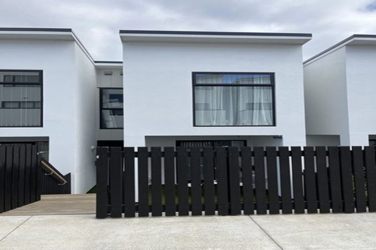 Photo of property in 2 Mikoikoi Crescent, Mangere Bridge, Auckland, 2022