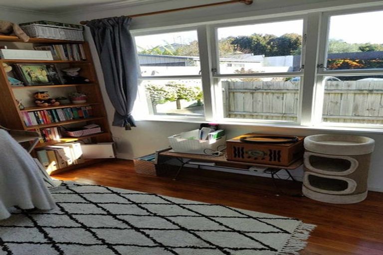 Photo of property in 5 Barrys Road, Glendene, Auckland, 0602