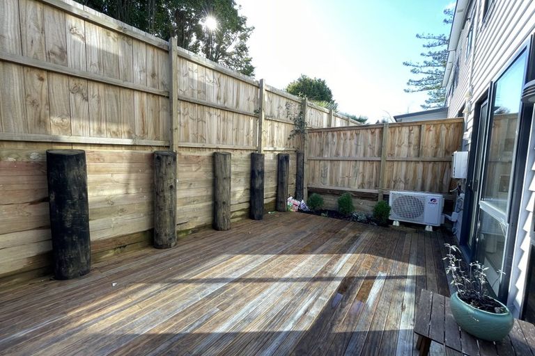 Photo of property in 2/4 Mcquoid Place, Glenfield, Auckland, 0629
