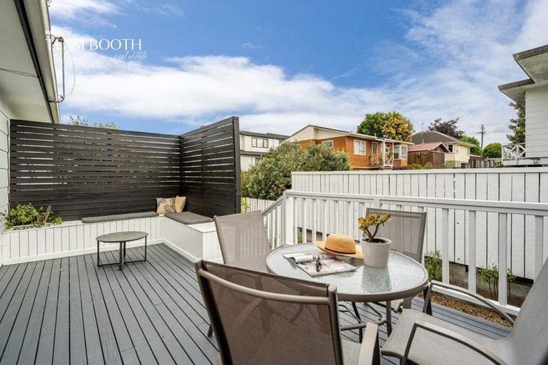 Photo of property in 3a/2 Kirrie Avenue, Te Atatu South, Auckland, 0610