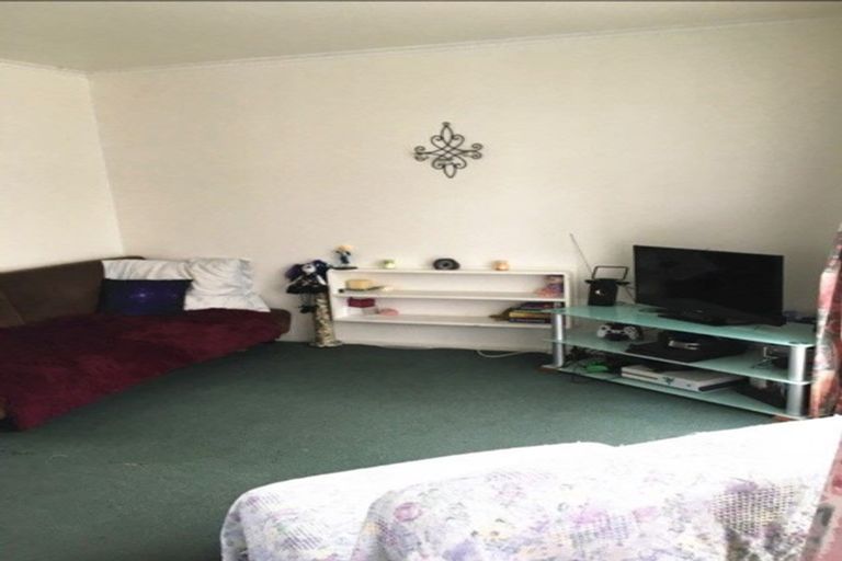 Photo of property in 31 Luckens Road, West Harbour, Auckland, 0618