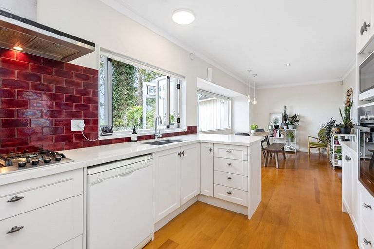 Photo of property in 114 Scenic Drive, Titirangi, Auckland, 0604