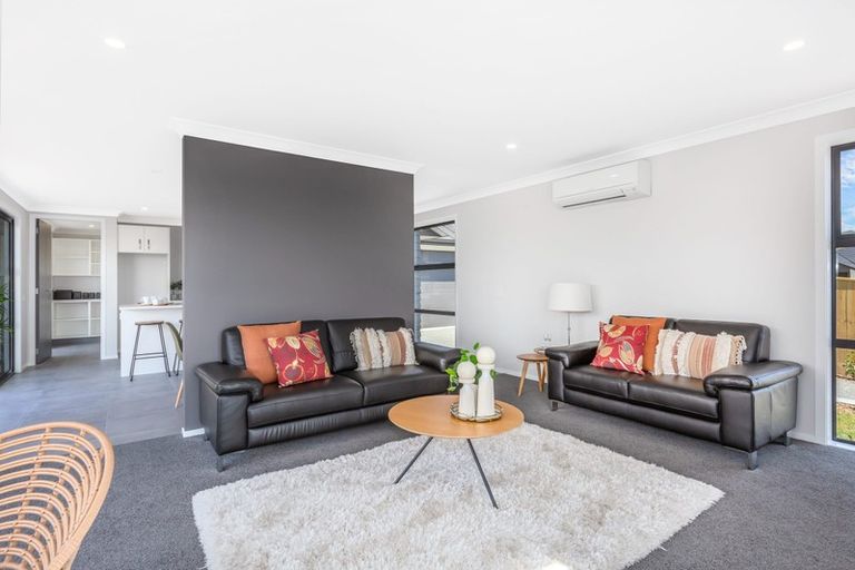 Photo of property in 117 Queen Charlotte Drive, Aotea, Porirua, 5024