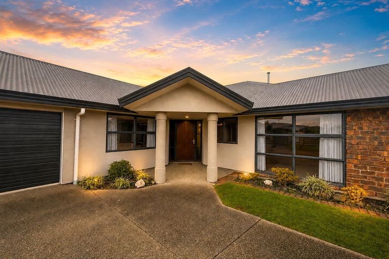 Photo of property in 8 Geneva Terrace, Kelvin Grove, Palmerston North, 4414
