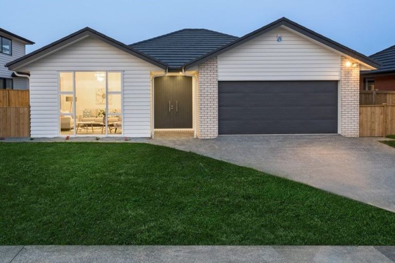 Photo of property in 71 Hayfield Way, Karaka, Papakura, 2113
