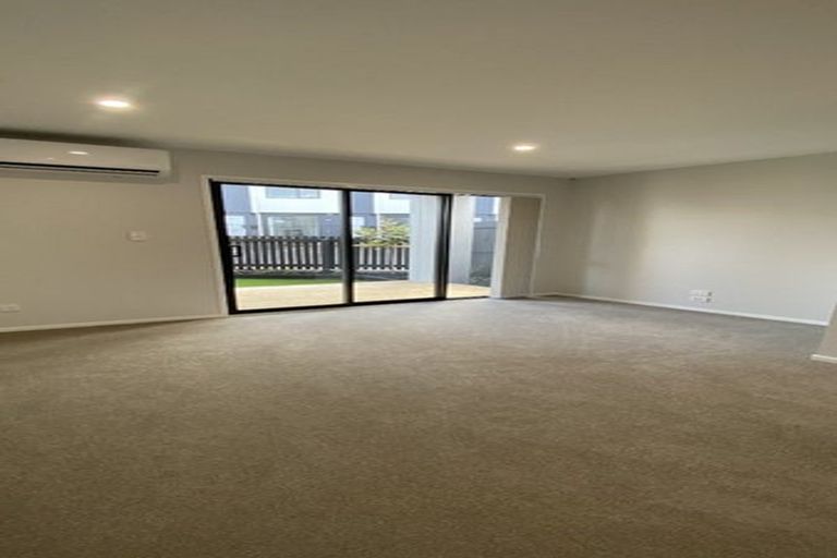 Photo of property in 2 Mikoikoi Crescent, Mangere Bridge, Auckland, 2022