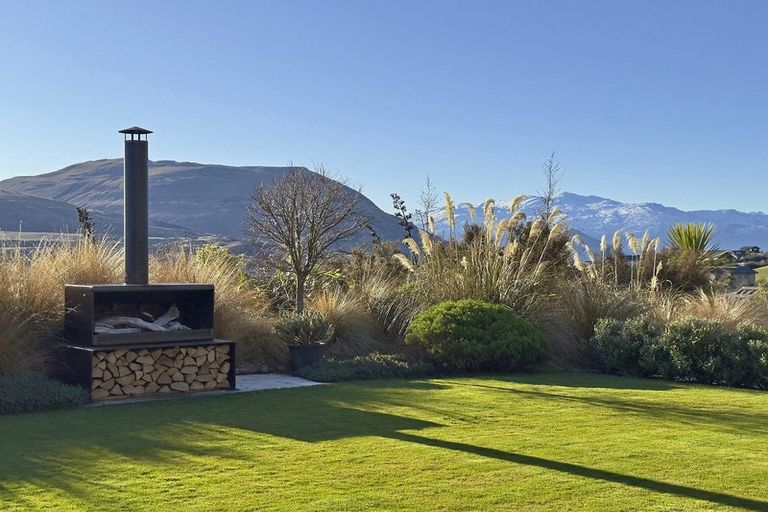 Photo of property in 6a Kinross Lane, Jacks Point, Queenstown, 9371