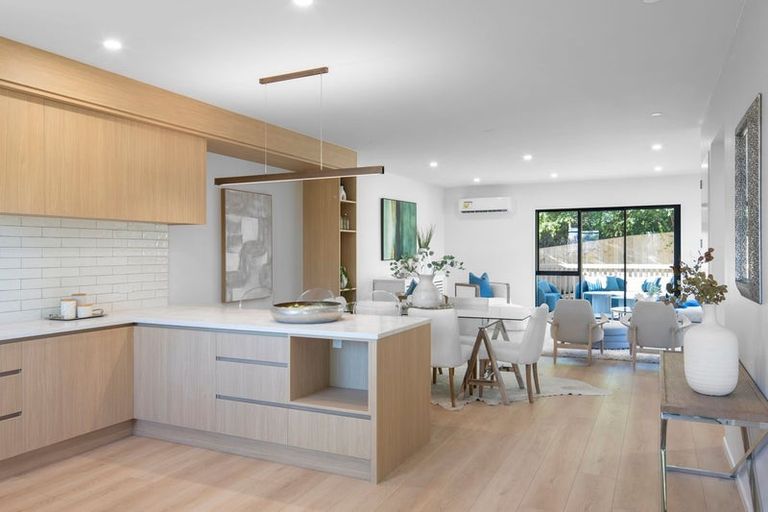 Photo of property in 2/9 Rengarenga Rise, Fairview Heights, Auckland, 0632