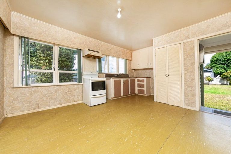 Photo of property in 12 Montmere Avenue, Te Atatu Peninsula, Auckland, 0610