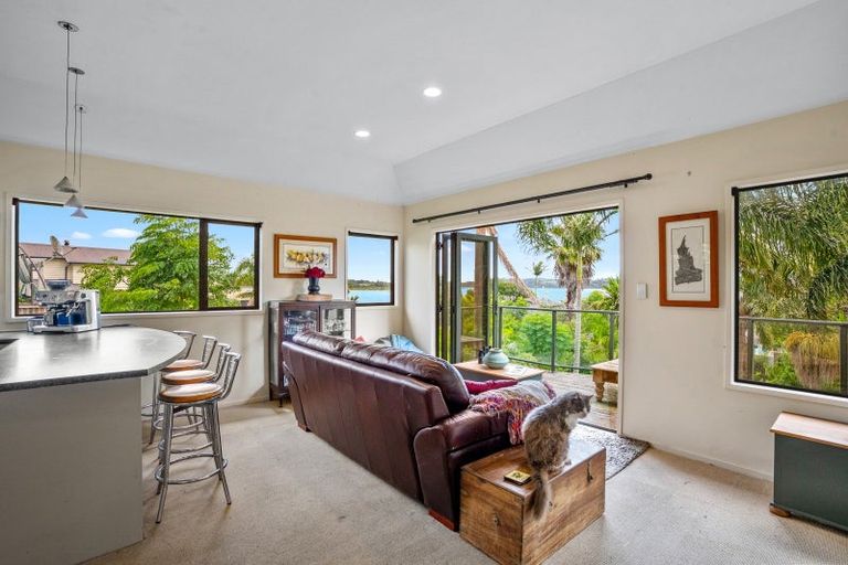 Photo of property in 4 Twin Wharf Road, Herald Island, Auckland, 0618