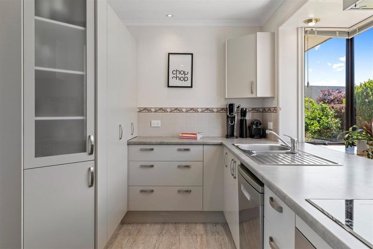 Photo of property in 15 Sonning Place, Redwood, Christchurch, 8051