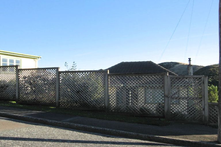 Photo of property in 20 Miles Crescent, Newlands, Wellington, 6037