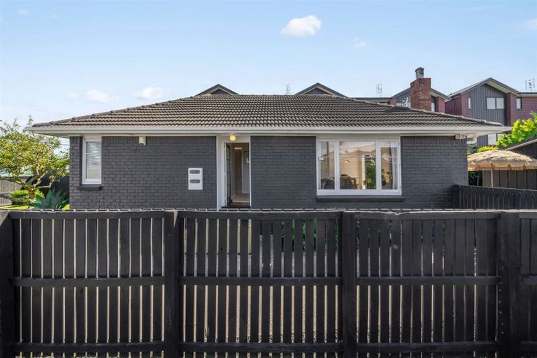 Photo of property in 17 Karamu Street, Te Atatu Peninsula, Auckland, 0610