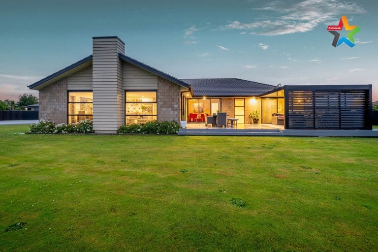 Photo of property in 16 Court Of Ascot, Seaward Bush, Invercargill, 9812