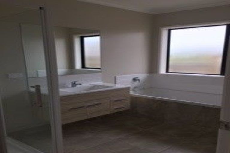 Photo of property in 17 Regis Park Drive, Pukekohe, 2120