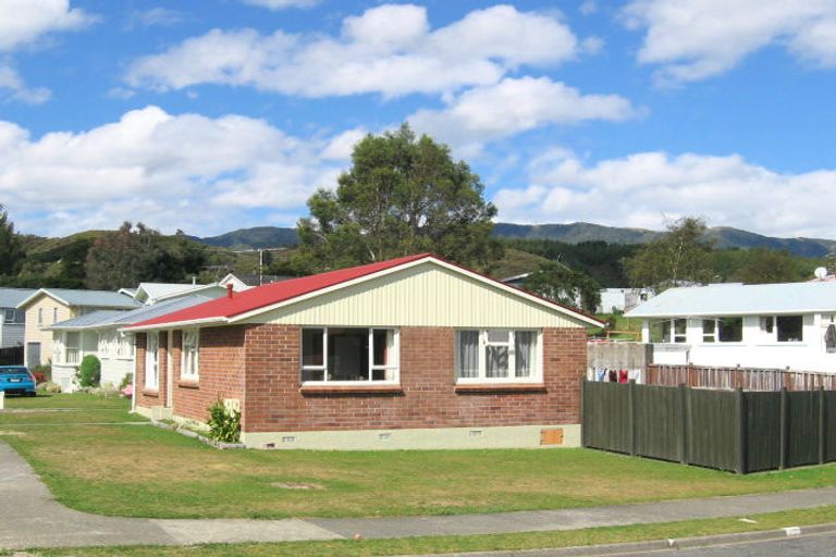 Photo of property in 24 Speargrass Grove, Timberlea, Upper Hutt, 5018