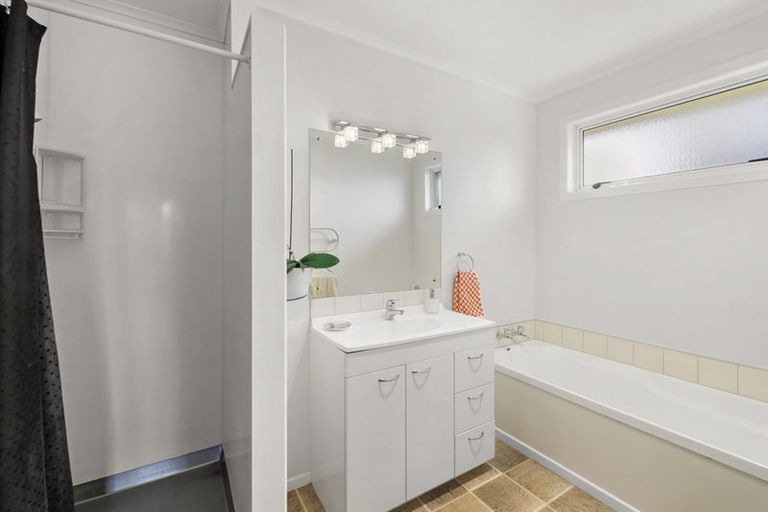 Photo of property in 11 Cumberland Street, Merrilands, New Plymouth, 4312