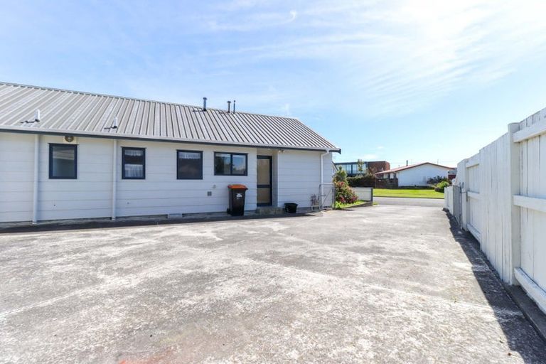 Photo of property in 75 Hillcrest Drive, Kelvin Grove, Palmerston North, 4414