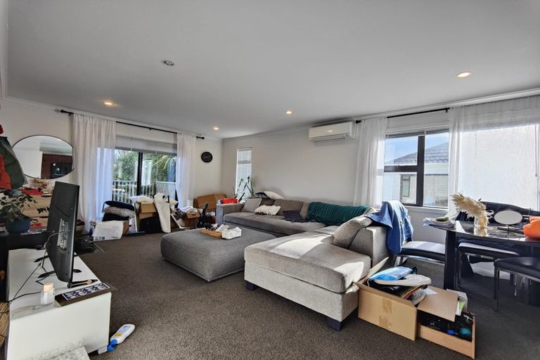 Photo of property in 15a Barclay Street, Newlands, Wellington, 6037