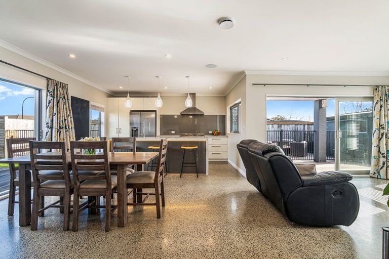 Photo of property in 36 Gilbransen Road, Kumeu, 0810