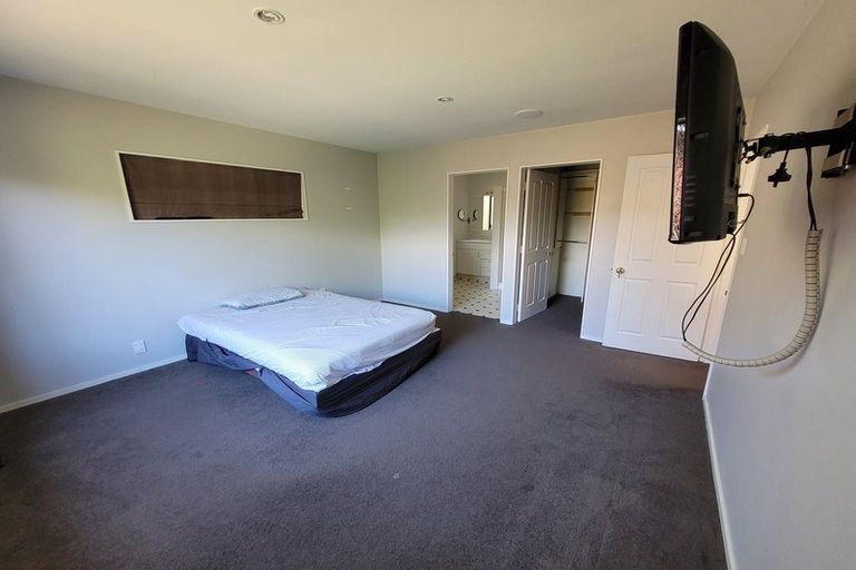 Photo of property in 15b Kinapori Terrace, Newlands, Wellington, 6037