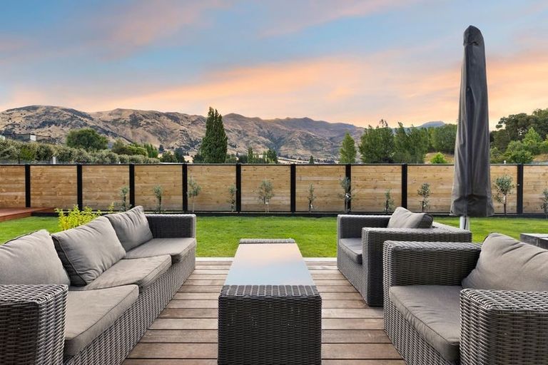 Photo of property in 7 Fern Burn Close, Wanaka, 9305